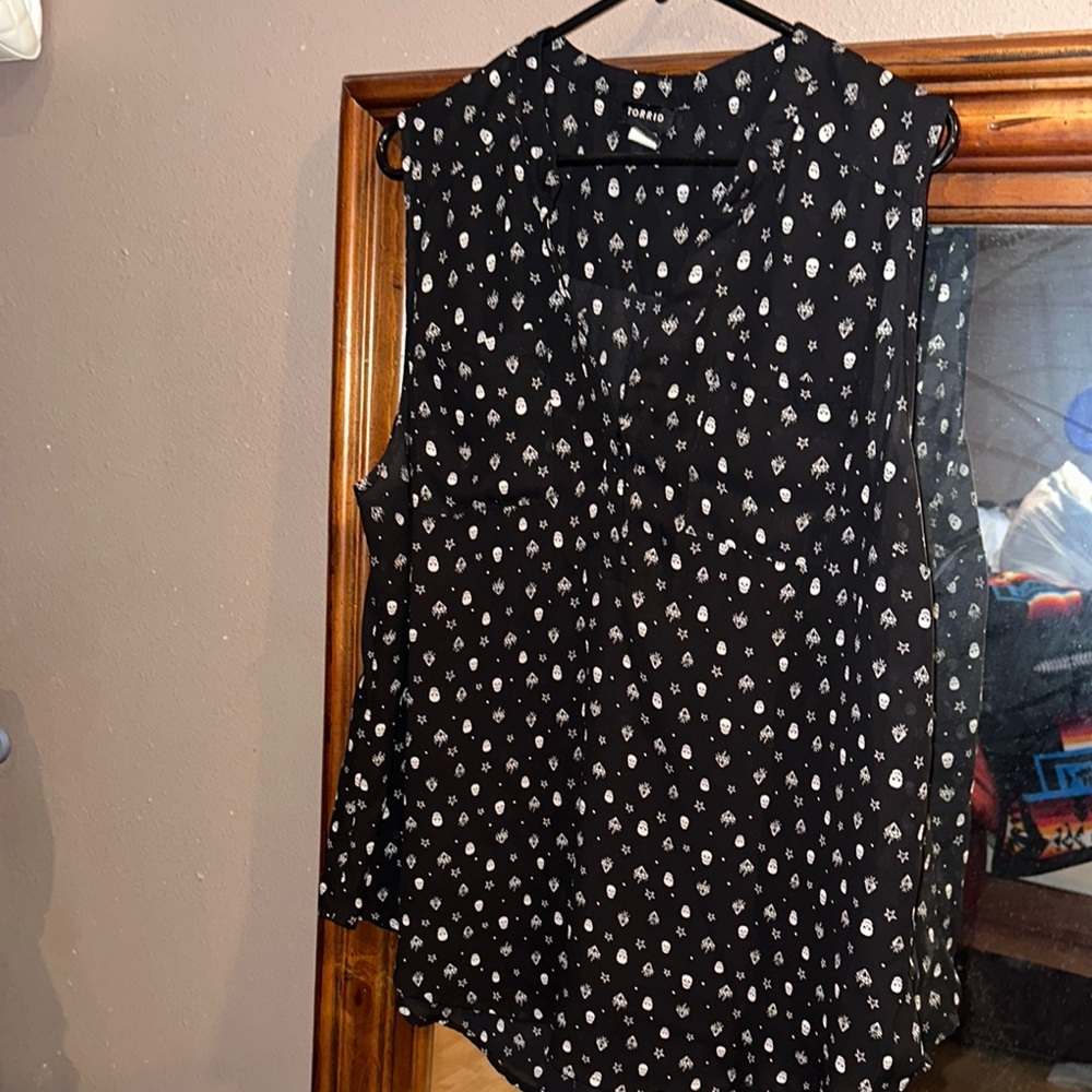 Torrid Black Sleeveless Top 1xl, 3 Maurices Blouses size 2xl and Fleece Swtr 3xl